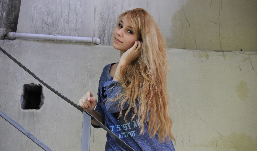 Блондинка с длинными волосами