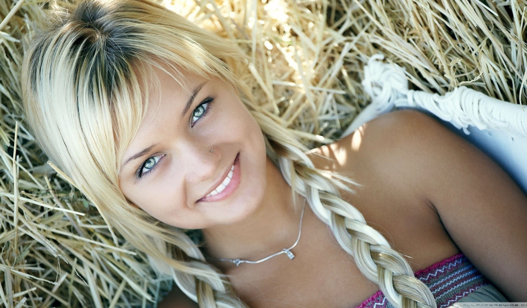 Блондинка с косичками