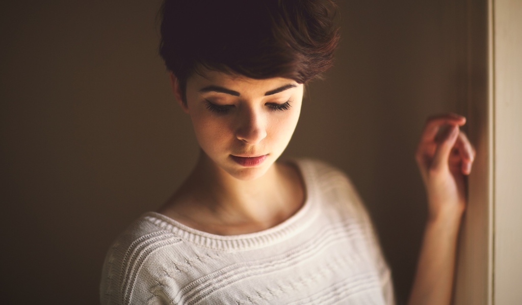 Брюнетка смотрит вниз