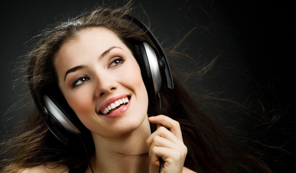 Девушка ди джей