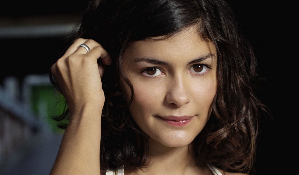 Брюнетка поправляет волосы