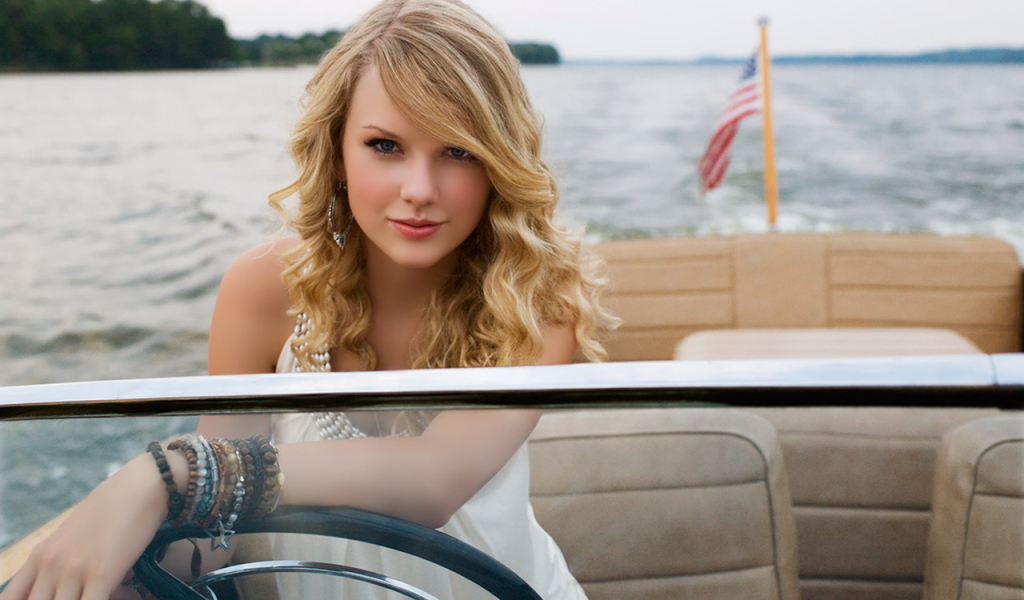 Тейлор Свифт на катере