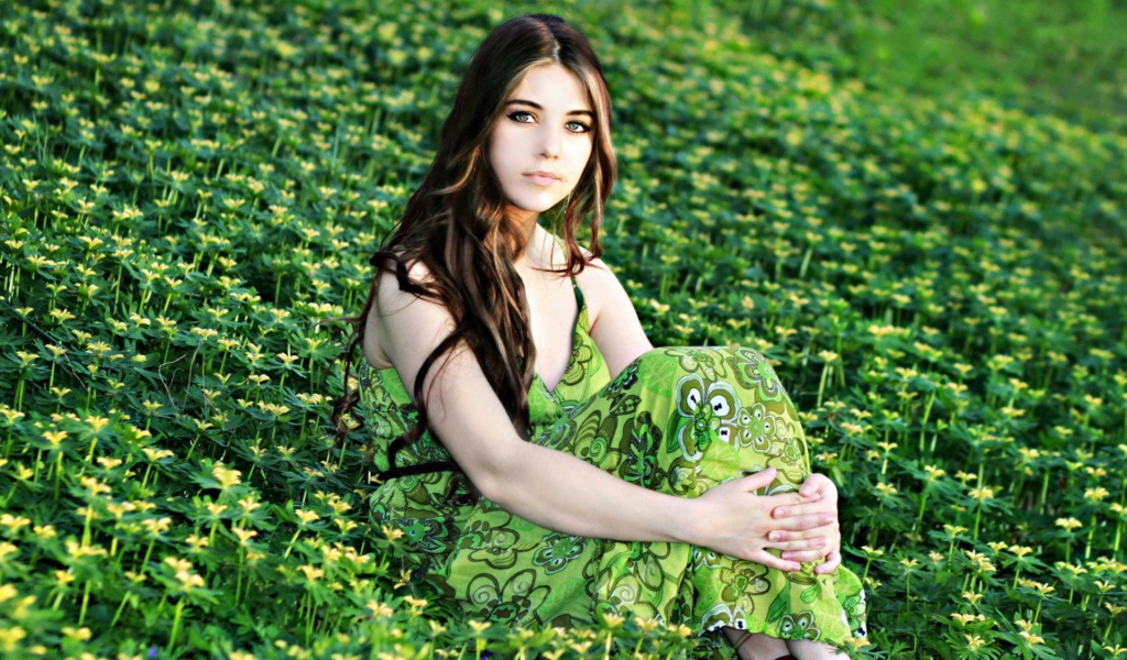Брюнетка на зеленом поле