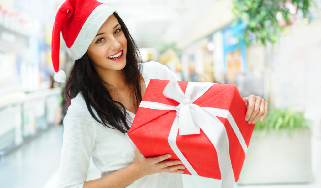 Снегурочка с подарком