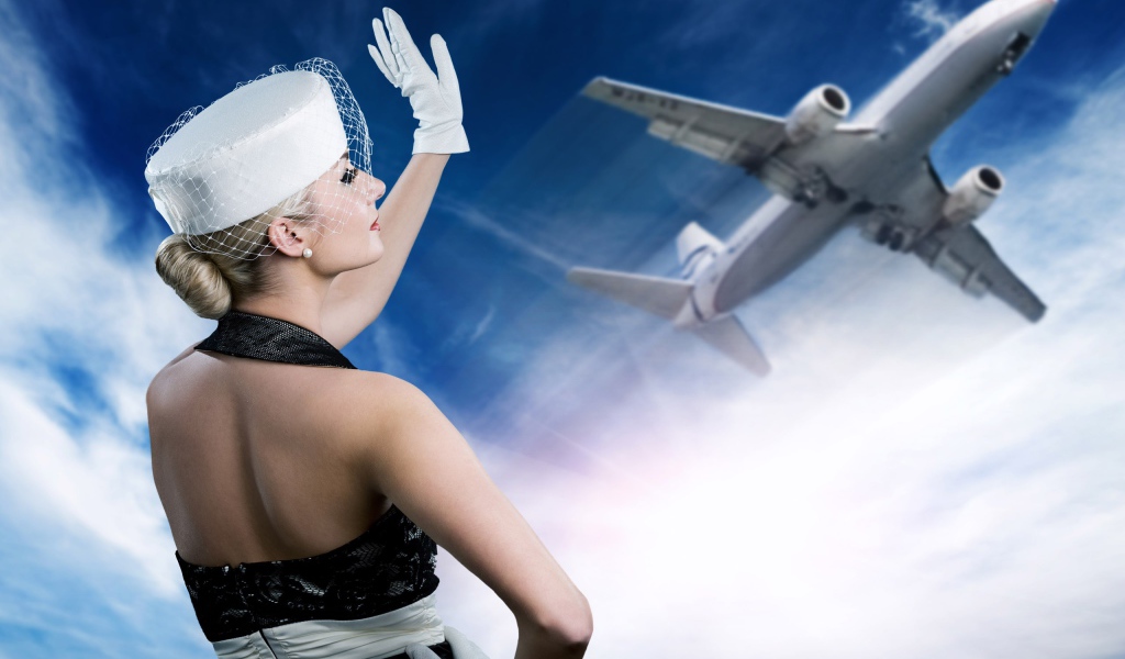 Блондинка провожает самолет