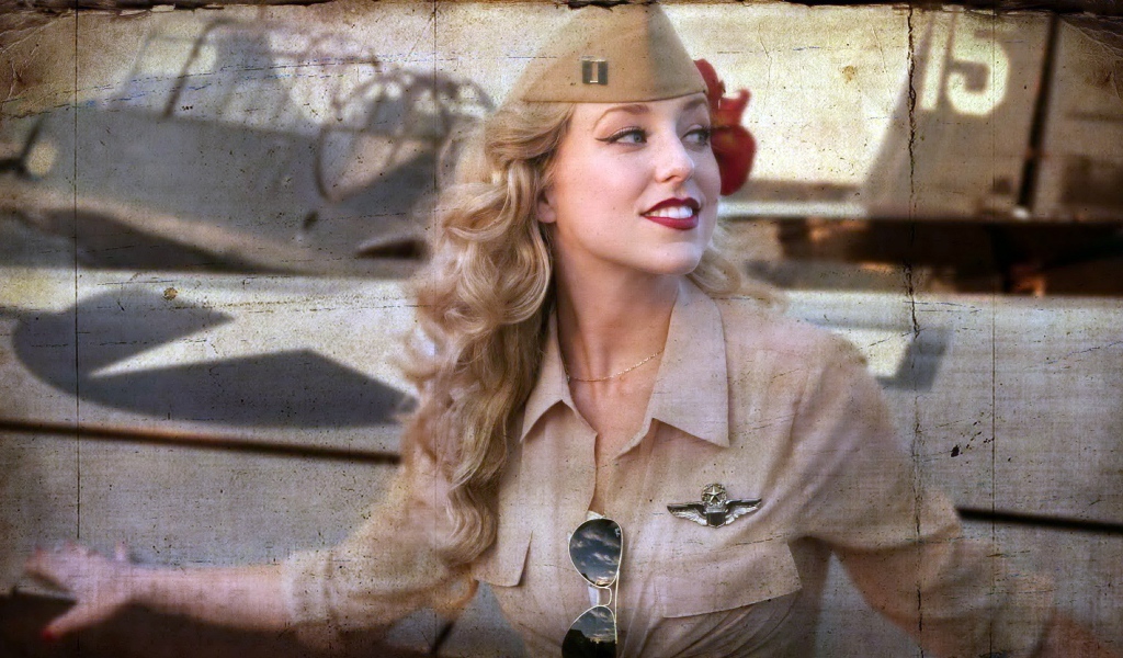 Блондинка в армейской форме