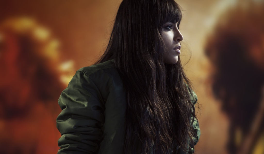 Брюнетка в куртке