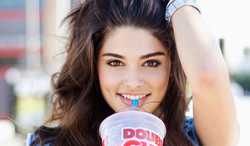 Кристина с коктейлем