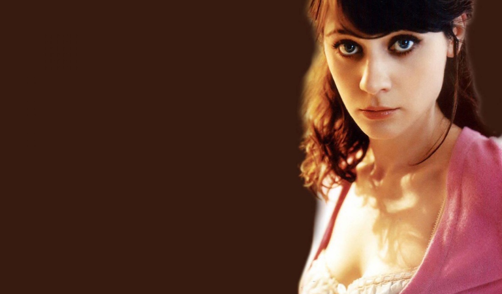 Дешанель на коричневом фоне