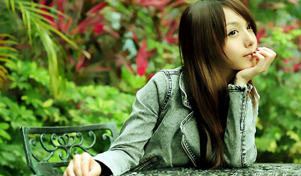 Мечтающая азиатская девушка