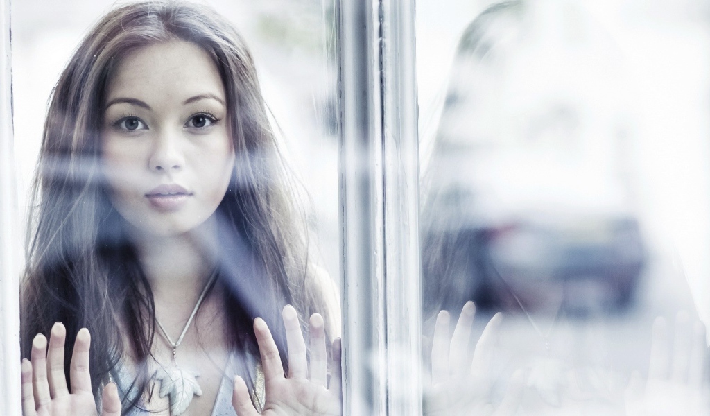 Девушка за окном