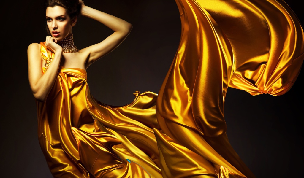 Девушка в платье золотистого цвета