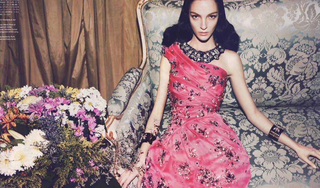 Модель в розовом платье, рекламное фото