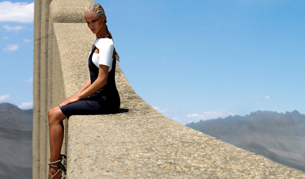 Модель на бетонной стене, рекламное фото