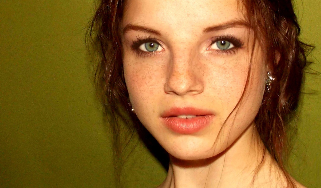 Рыжая девушка