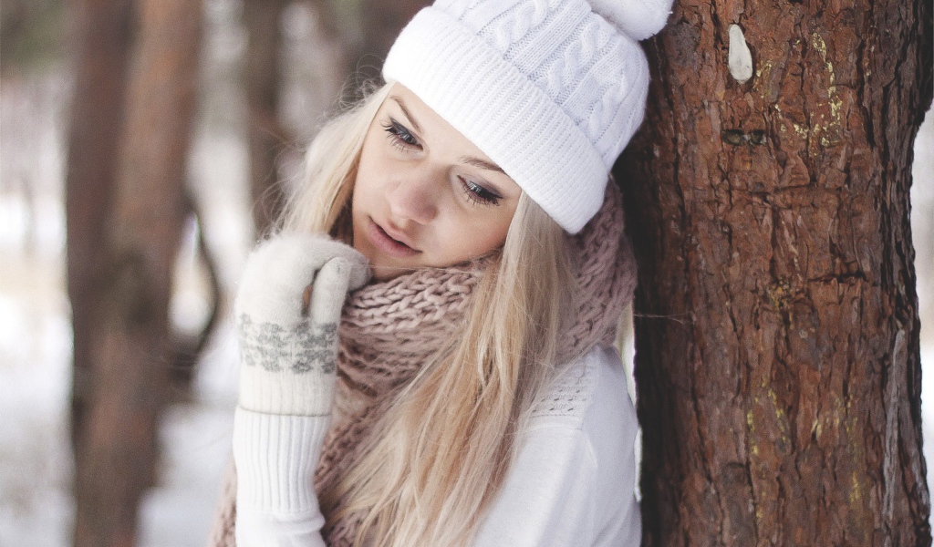 Грустная девушка в белой шапке
