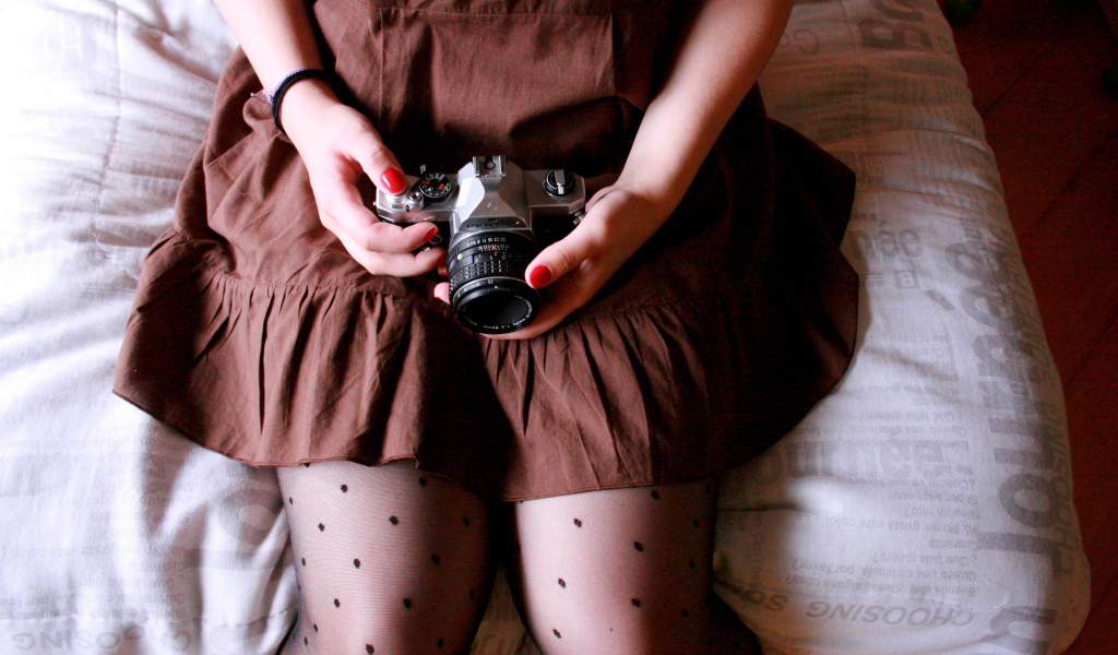 Девушка в коричневом платье