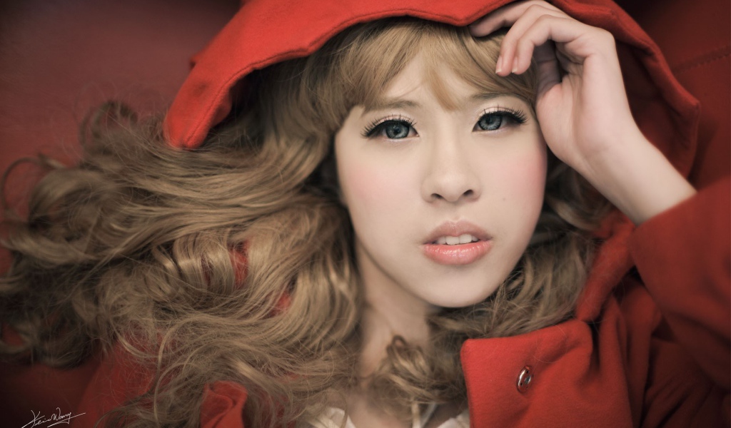 Девушка в красном пальто