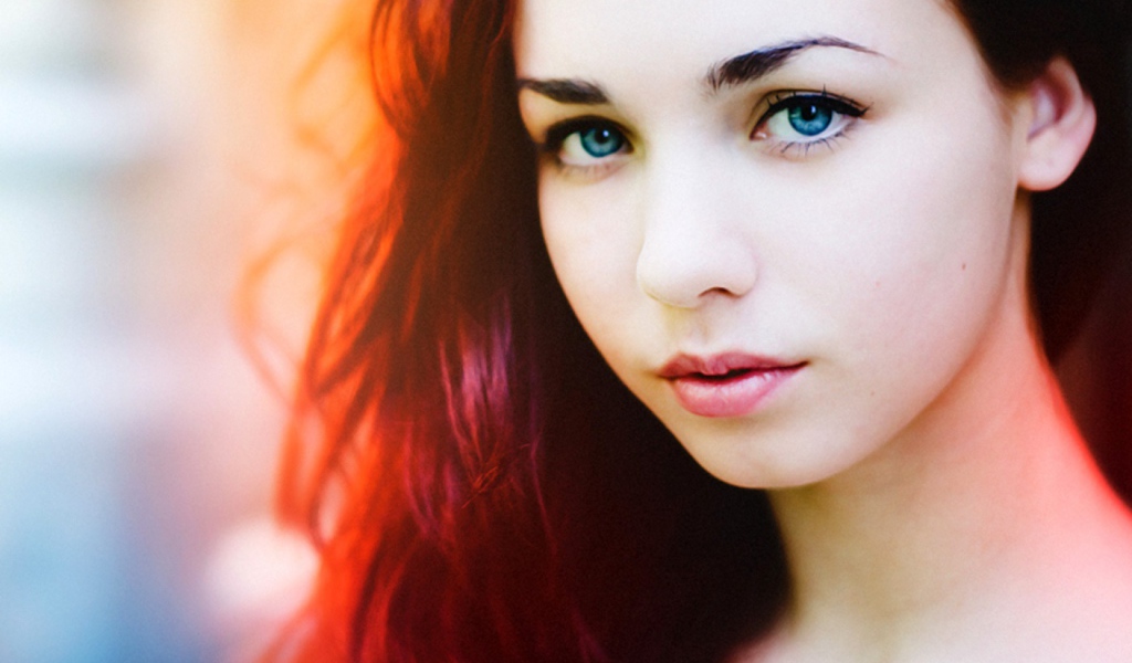 Рыжая девушка с голубыми глазами
