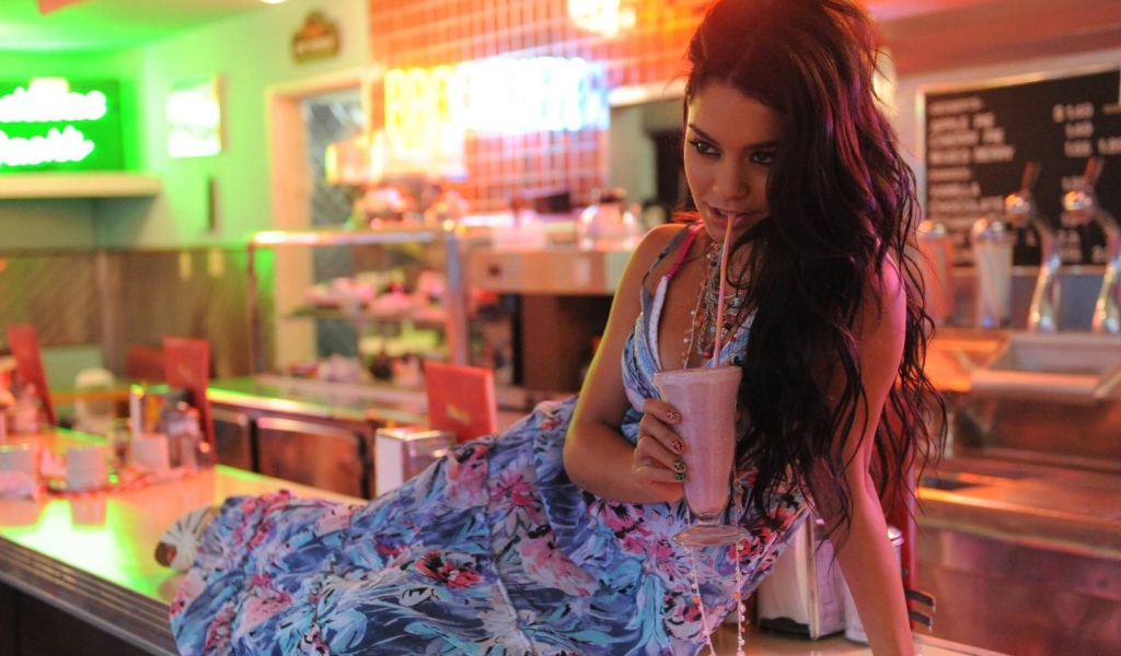 Ванесса пьет коктейль