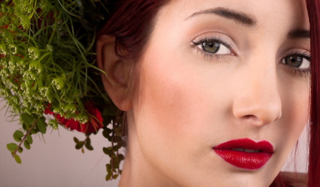 Сюсан с прической из цветов