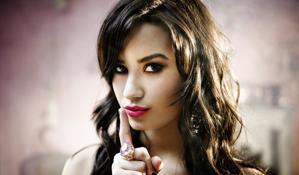 Деми грозит пальчиком