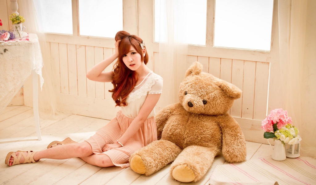 Девушка с большой мягкой игрушкой