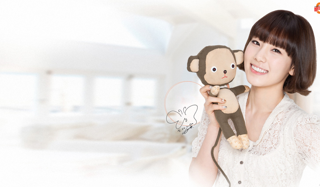 Корейская девушка с игрушкой