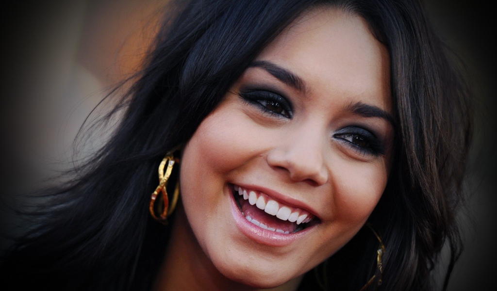 Актриса Ванесса смеется