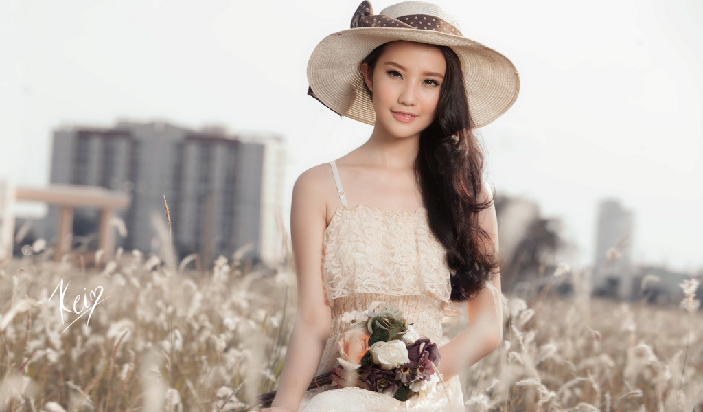 Азиатка в шляпе