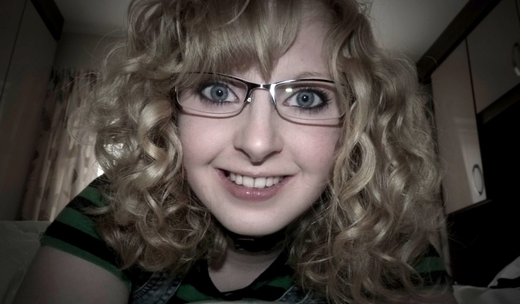 Блондинка в очках