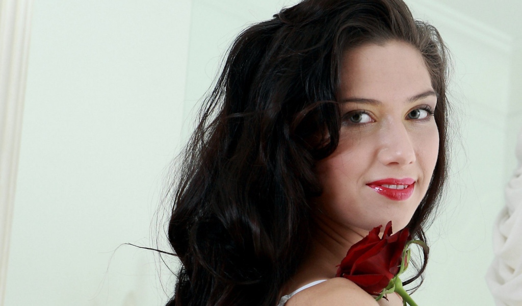 Брюнетка Жанна с розой