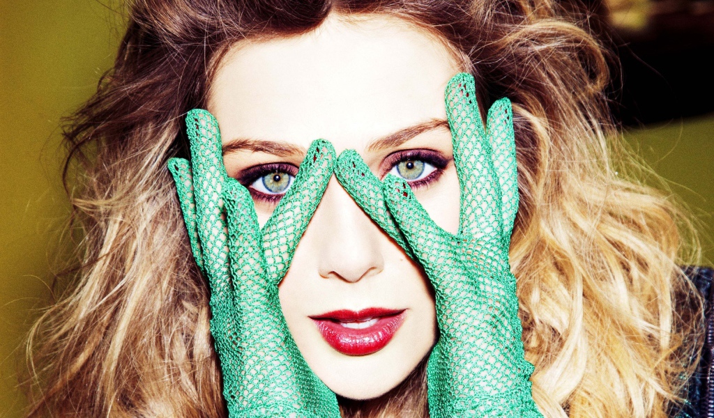 Элизабет Олсен в ажурных перчатках