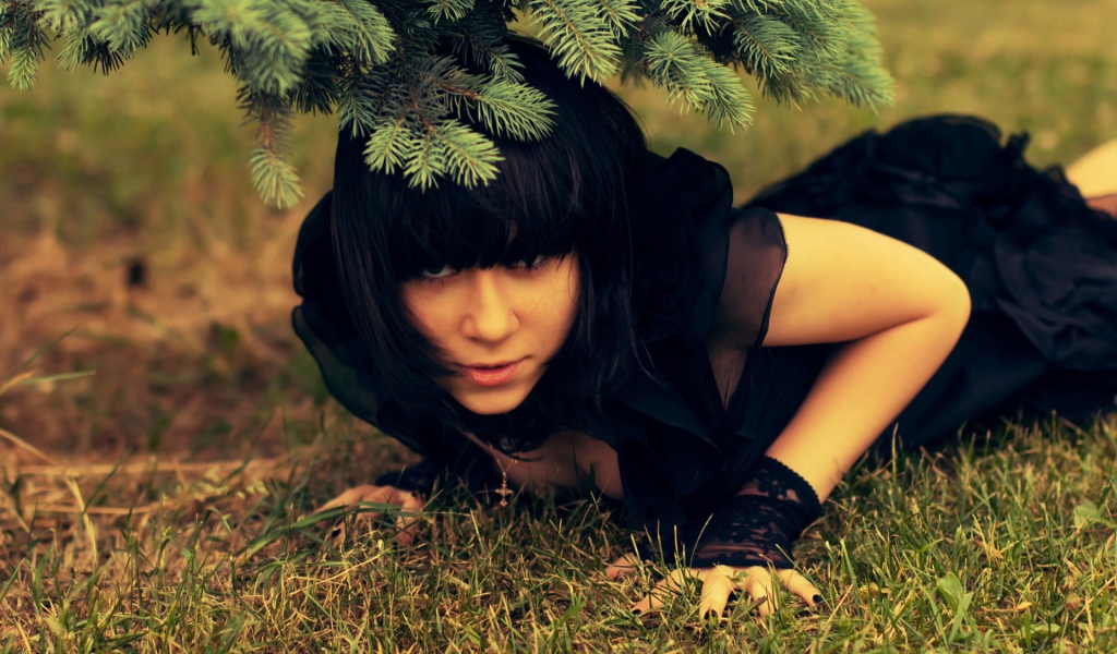 Девушка в черном платье на природе