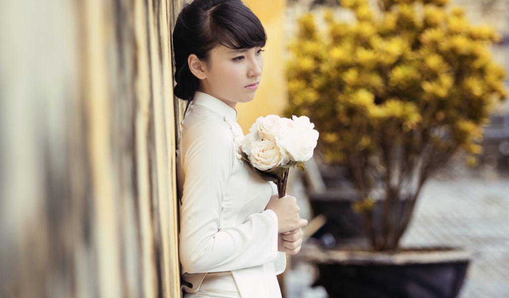 Девушка с букетом белых роз