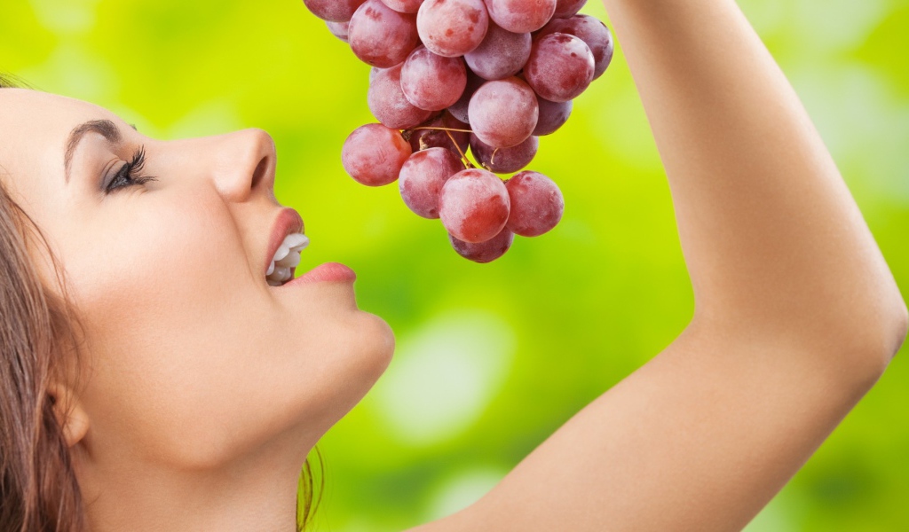 Девушка с красным виноградом