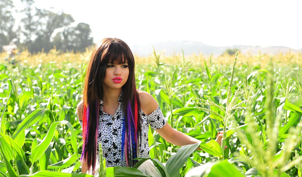 Селена Гомез в кукурузе