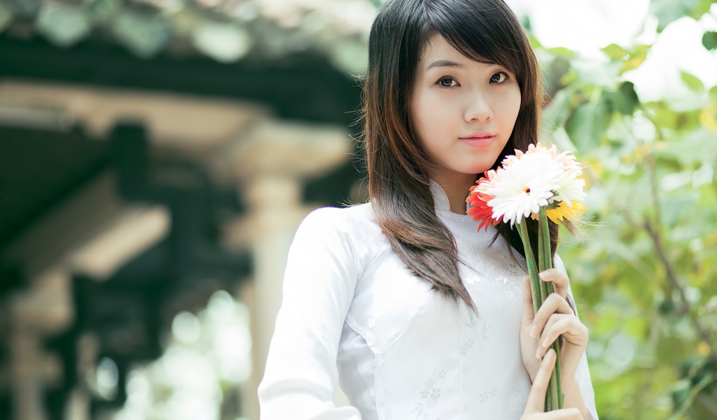 Вьетнамская девушка с цветами