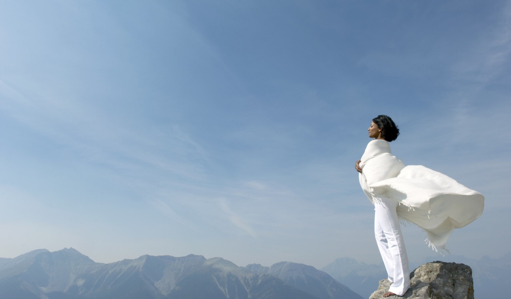 Женщина на вершине горы