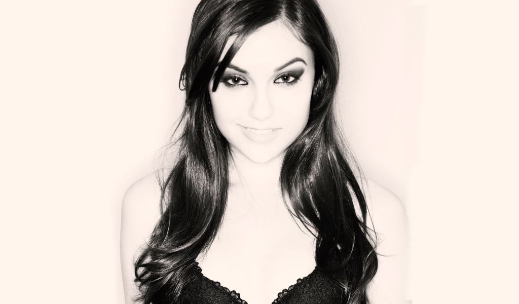 Черноволосая Саша Грей