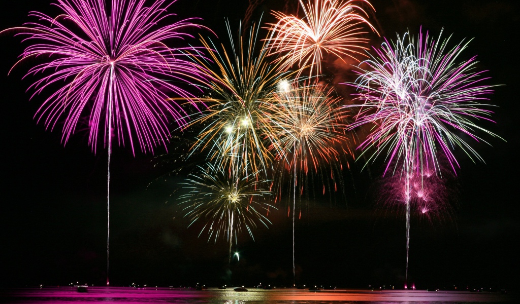 Фейерверк над водой