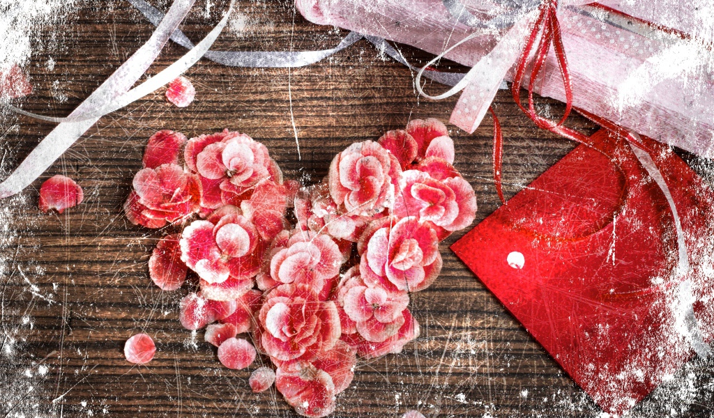 Сердечко из красных цветков