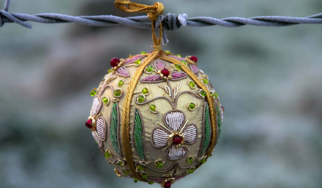 Мягкий шарик на колючей проволоке