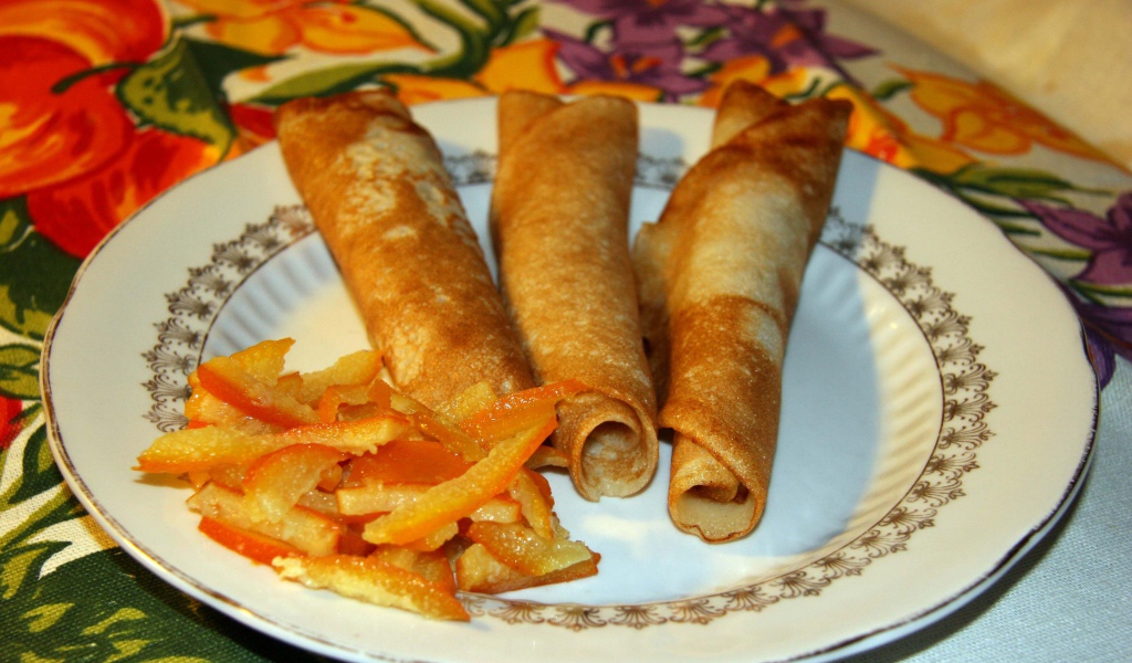 Блины на тарелке на Масленицу