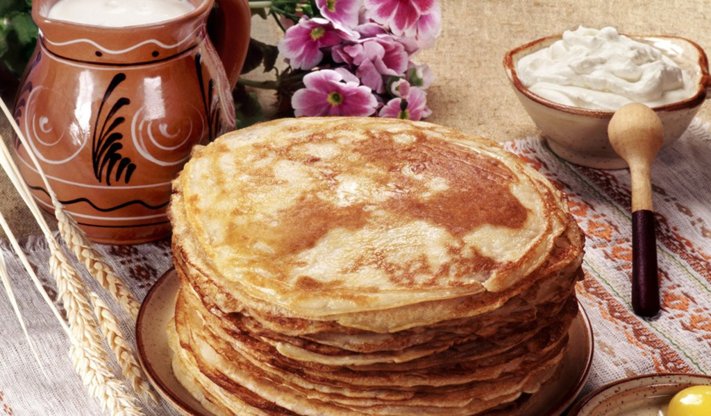Блины со сметаной на Масленицу