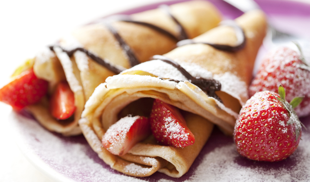 Блины с клубникой на Масленицу