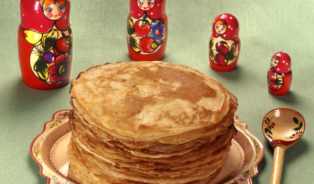 Матрешки и блины на Масленицу