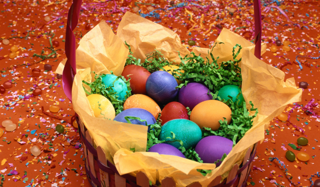 Корзина яиц среди конфети на Пасху