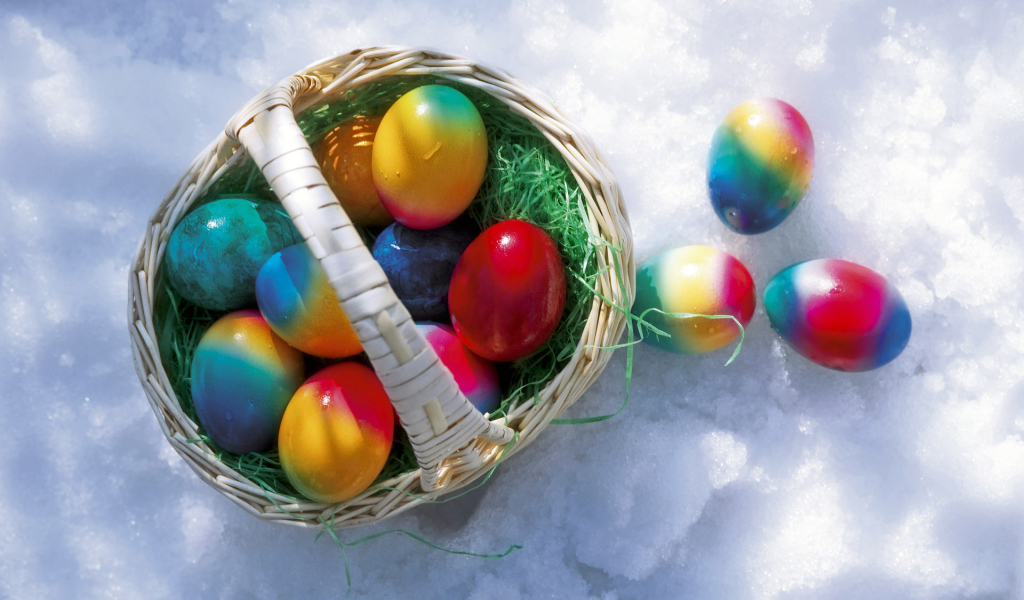Корзина яиц на снегу на Пасху
