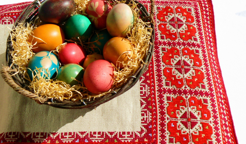 Корзина яиц на вышивке на Пасху